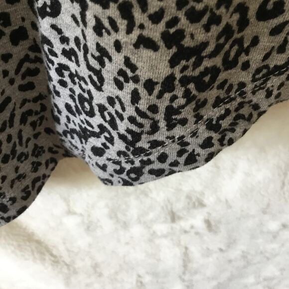 Old Navy Gray Luxe Leopard Print Short Sleeve Top - Picture 7 of 10